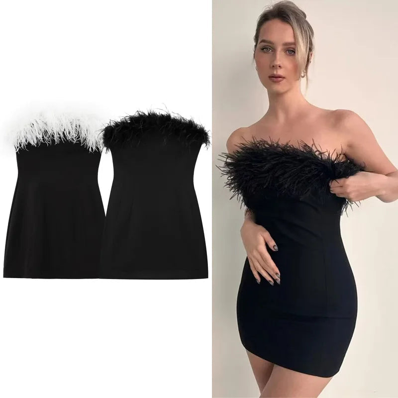 Vestido Corto con escote de Plumas con los hombros descubiertos